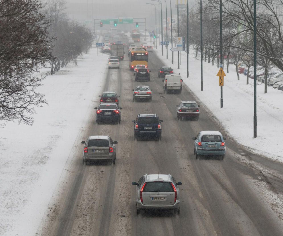 Szklanka na drogach. IMGW wydało pilne alerty, lepiej zostańcie w domu