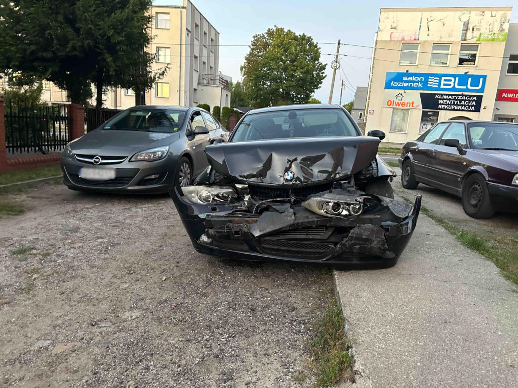 Pijany policjant w BMW staranował mercedesa