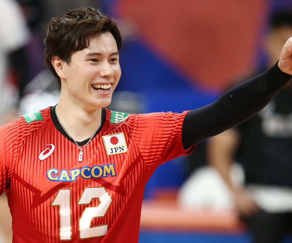 Uśmiechnięty siatkarz Ran Takahashi z uniesioną pięścią. O sukcesach Bogdanki Lublin przeczytasz na SE Supersport.