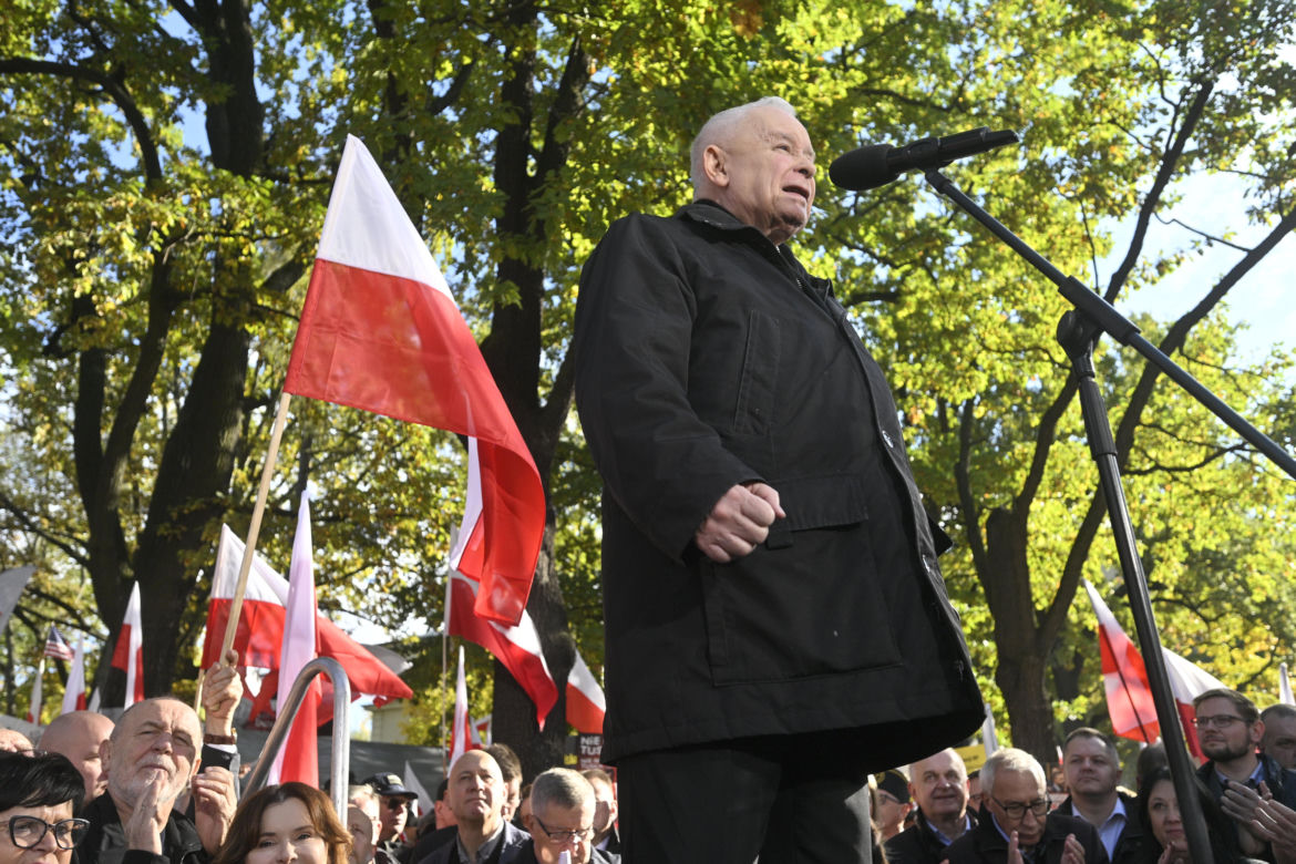 Jarosław Kaczyński w trakcie protestu przed Trybunałem Konstytucyjnym