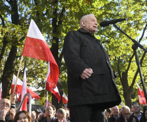 Jarosław Kaczyński w trakcie protestu przed Trybunałem Konstytucyjnym