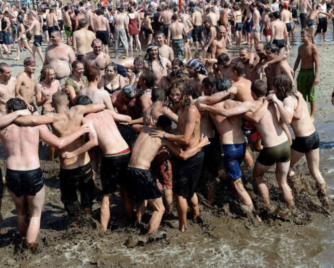 PRZYSTANEK WOODSTOCK 2012: W Kostrzynie BAWI SIĘ 350 TYSIĘCY ludzi