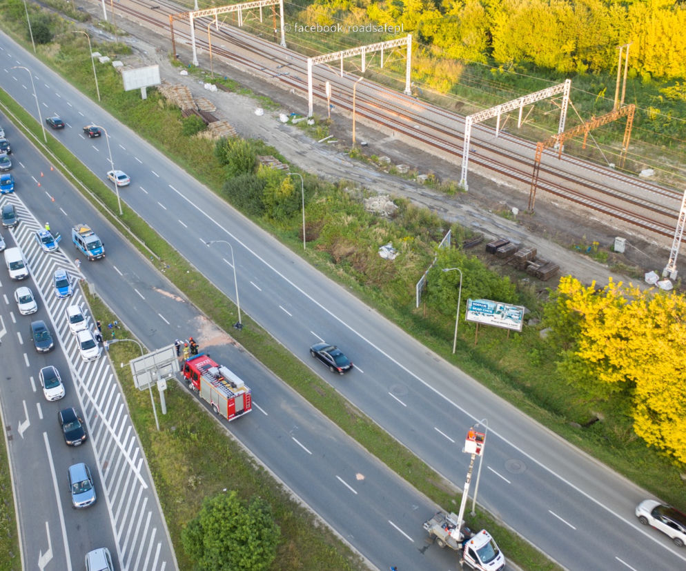 Makabryczny wypadek w Krakowie. Motocyklista przeleciał nad jezdnią, mężczyzna nie żyje