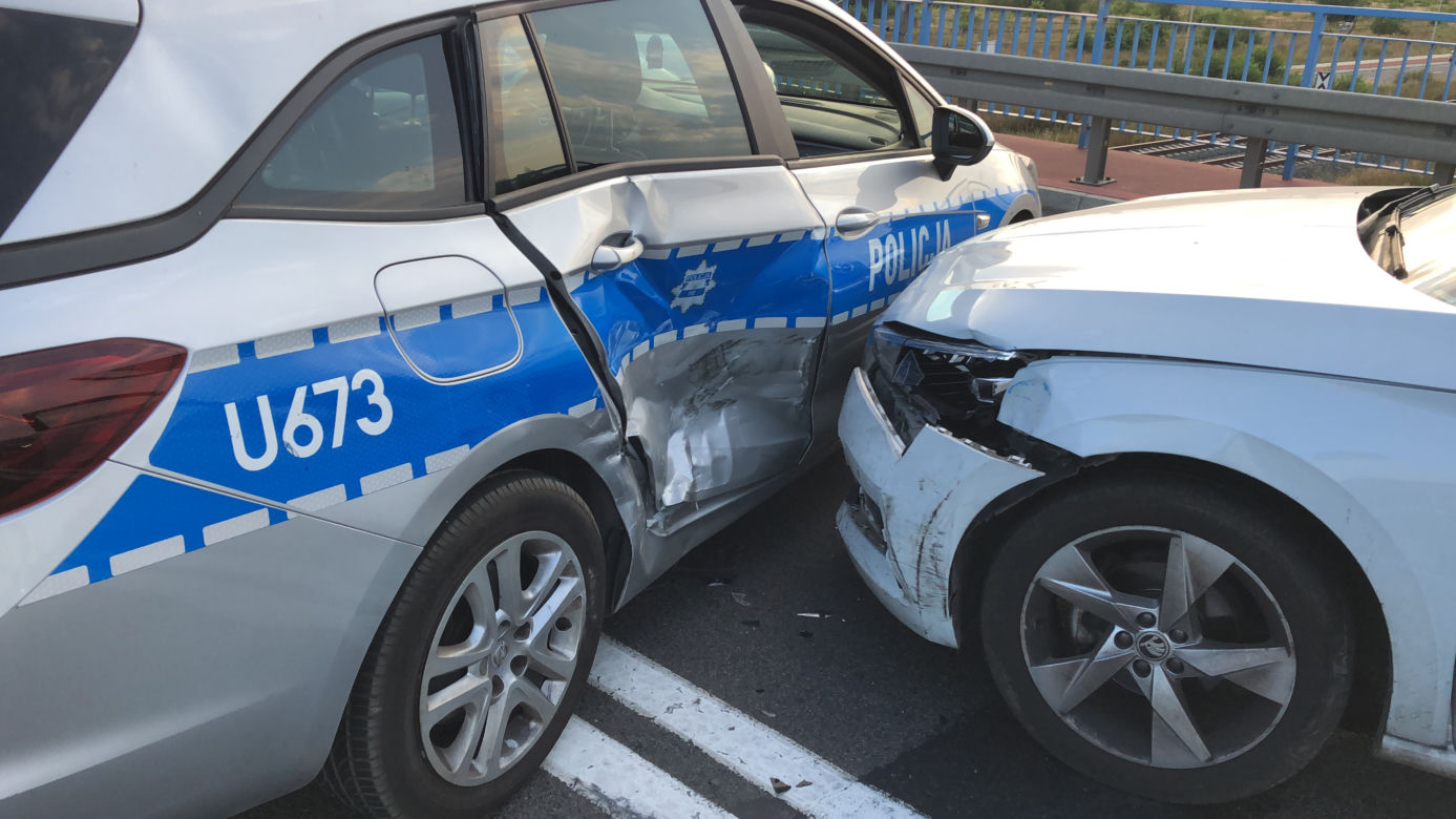 Policjanci SIŁĄ wyciągali kierowcę z KRADZIONEGO auta! Sceny jak z filmu w okolicach Piły [ZDJĘCIA]