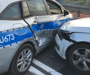 Policjanci SIŁĄ wyciągali kierowcę z KRADZIONEGO auta! Sceny jak z filmu w okolicach Piły [ZDJĘCIA]