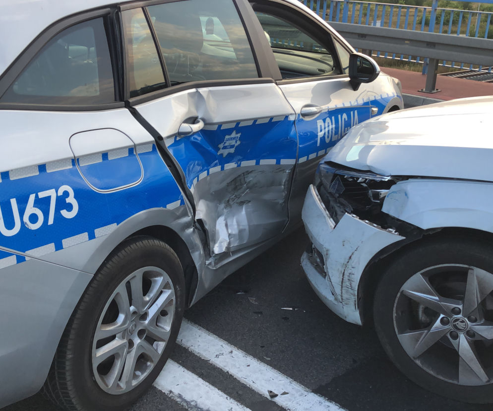 Policjanci SIŁĄ wyciągali kierowcę z KRADZIONEGO auta! Sceny jak z filmu w okolicach Piły [ZDJĘCIA]