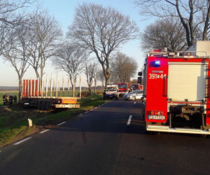 Tir roztrzaskał się na drzewie! Niebezpieczny wypadek pod Cybinką!