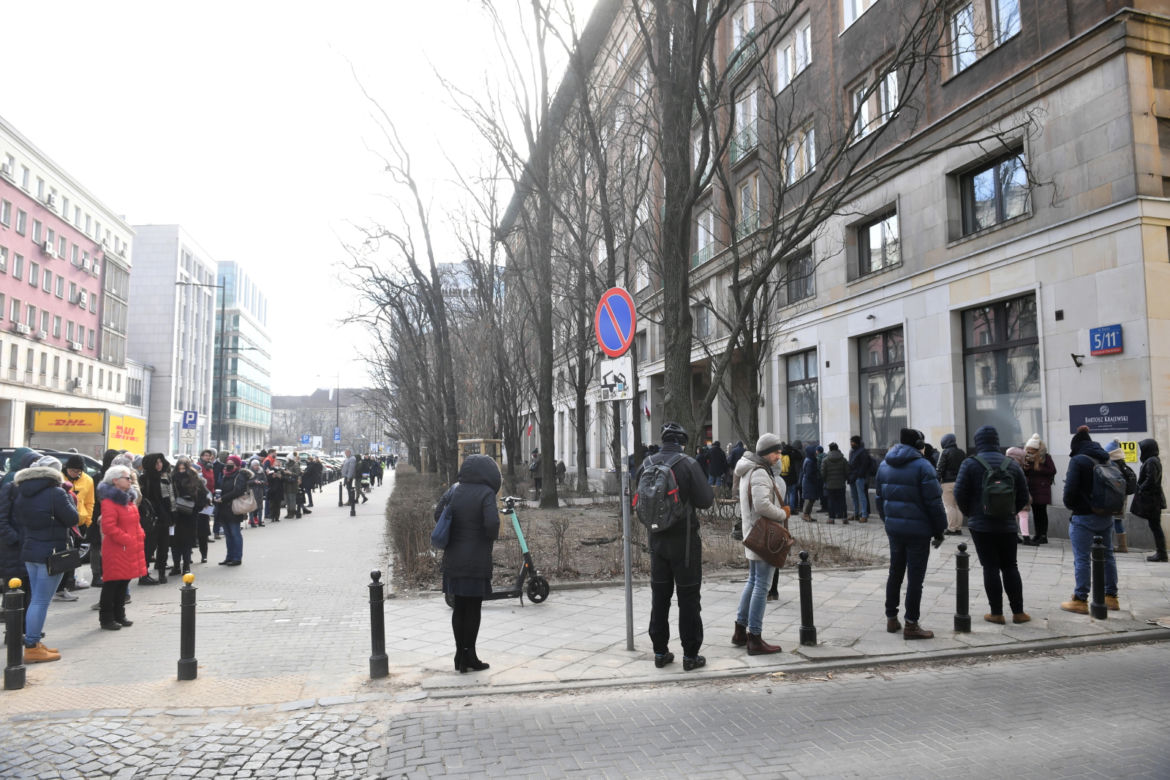 Gigantyczne kolejki po paszporty. Trzeba czekać miesiąc. Ministerstwo zapowiada zmiany! [FOTO]