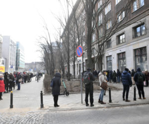 Gigantyczne kolejki po paszporty. Trzeba czekać miesiąc. Ministerstwo zapowiada zmiany! [FOTO]