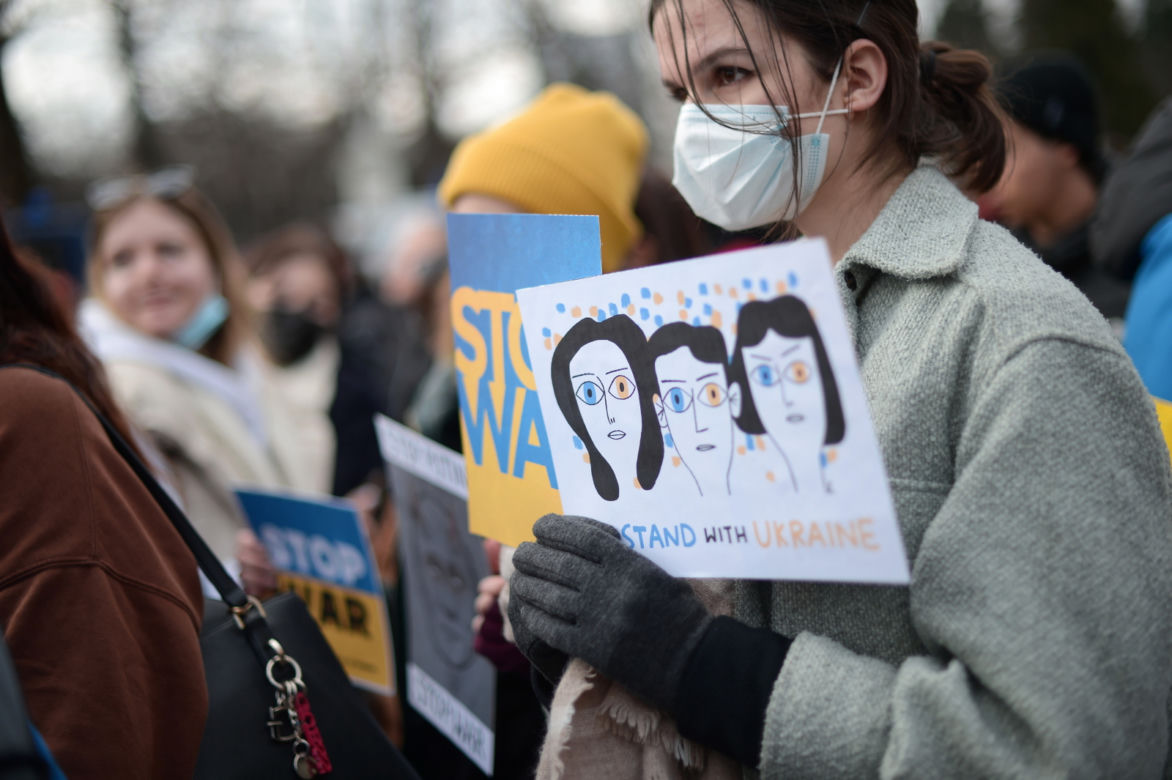 Warszawa solidarna z Ukrainą. Trwa manifestacja "Nigdy więcej wojny"