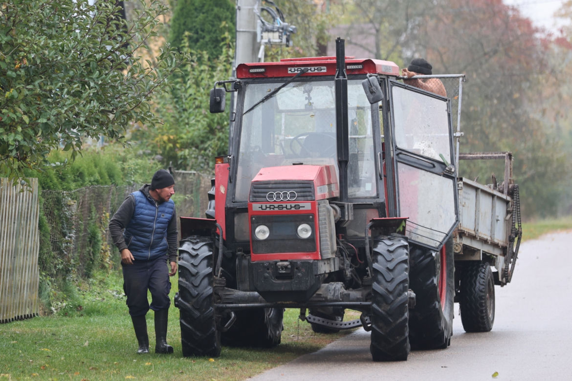 Rolnicy. Podlasie. Gienek, Andrzej i Sławek w Deniskach. Odbierają dynie