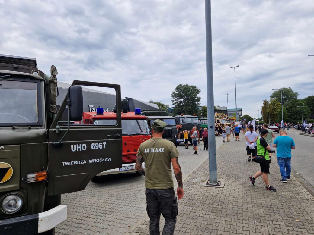 Oglądaliśmy w Bydgoszczy zabytkowe STAR-y. Wyjątkowe samochody ruszyły w Polskę