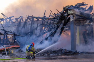Spłonęła jedyna całodobowa Biedronka.  W grze różne scenariusze