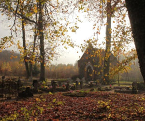 Tajemnice ukryte w lasach Warmii i Mazur. Zapomniane cmentarze, grobowce i mogiły sprzed setek lat
