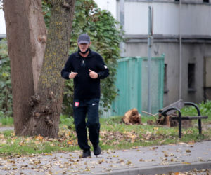 Tusk biega bez maseczki