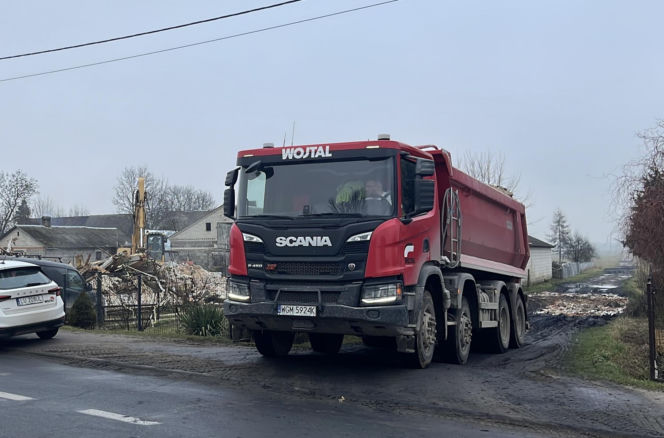 Rozbiórka domu Wesołowskich z Wyryków. "Coś się w końcu ruszyło. Taki prezent na święta".