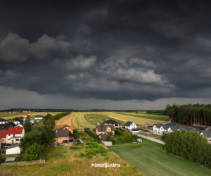 Gwałtowne burze nad Świętokrzyskiem. Grad, silny wiatr i ulewy uderzyły w część regionu