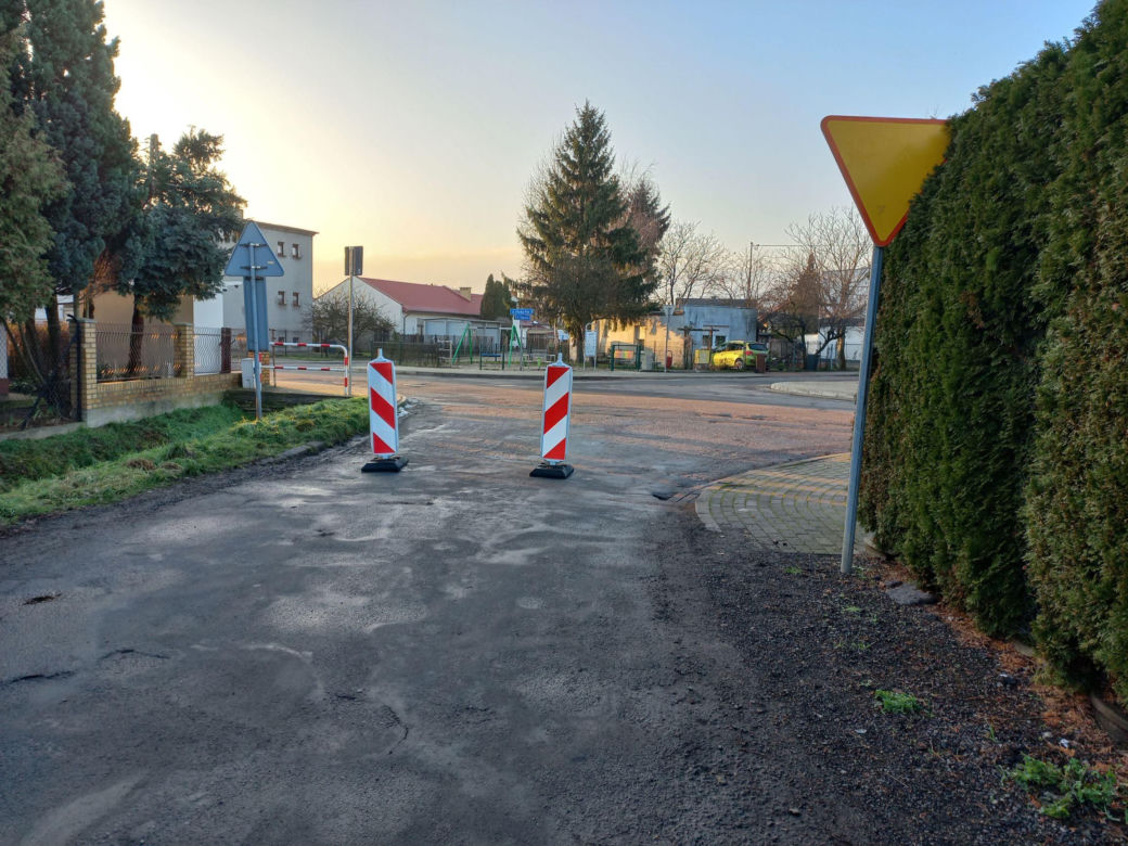 Samochodem już nie przejedziesz. Zmiany na przejeździe kolejowym przy Dąbrówki w Lesznie