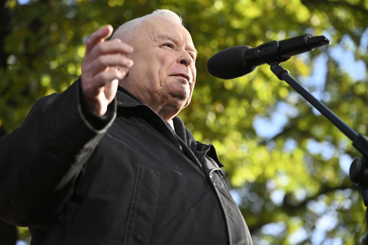 Jarosław Kaczyński w trakcie protestu przed Trybunałem Konstytucyjnym