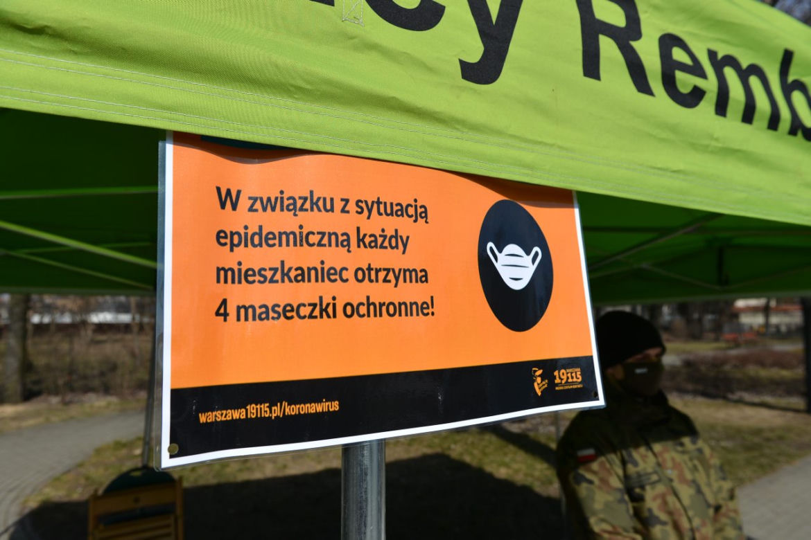 Szturm na darmowe maseczki w Warszawie