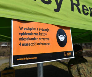 Szturm na darmowe maseczki w Warszawie