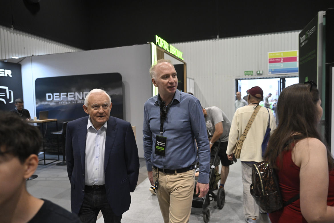 Były premier Leszek Miller na warszawskich Targach Obronnych