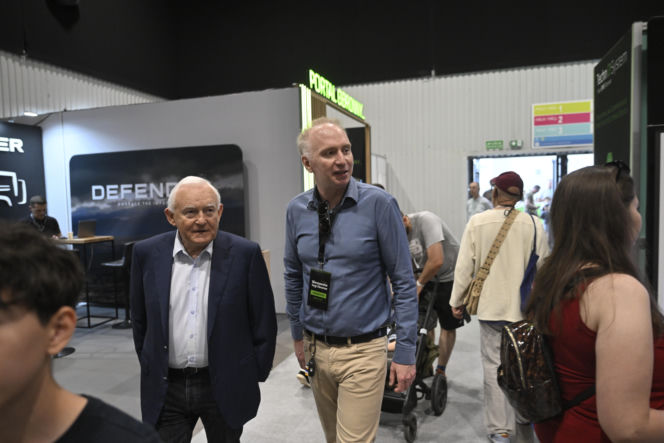 Były premier Leszek Miller na warszawskich Targach Obronnych