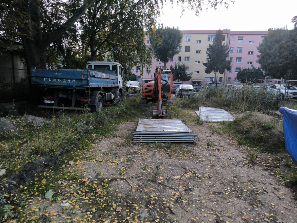 Wykonawca zszedł z placu budowy. Zostawił na nim sprzęt.