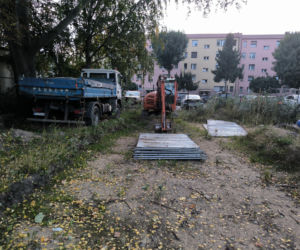 Wykonawca zszedł z placu budowy. Zostawił na nim sprzęt.