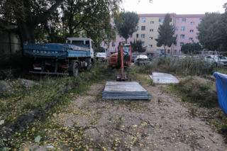 Wykonawca zszedł z placu budowy. Zostawił na nim sprzęt.