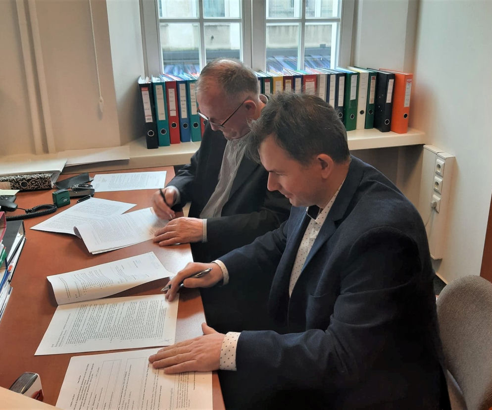 Podpisanie umowy na stadion w Wikielcu