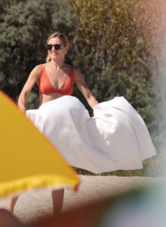 Kasia Tusk w bikini na plaży z rodziną