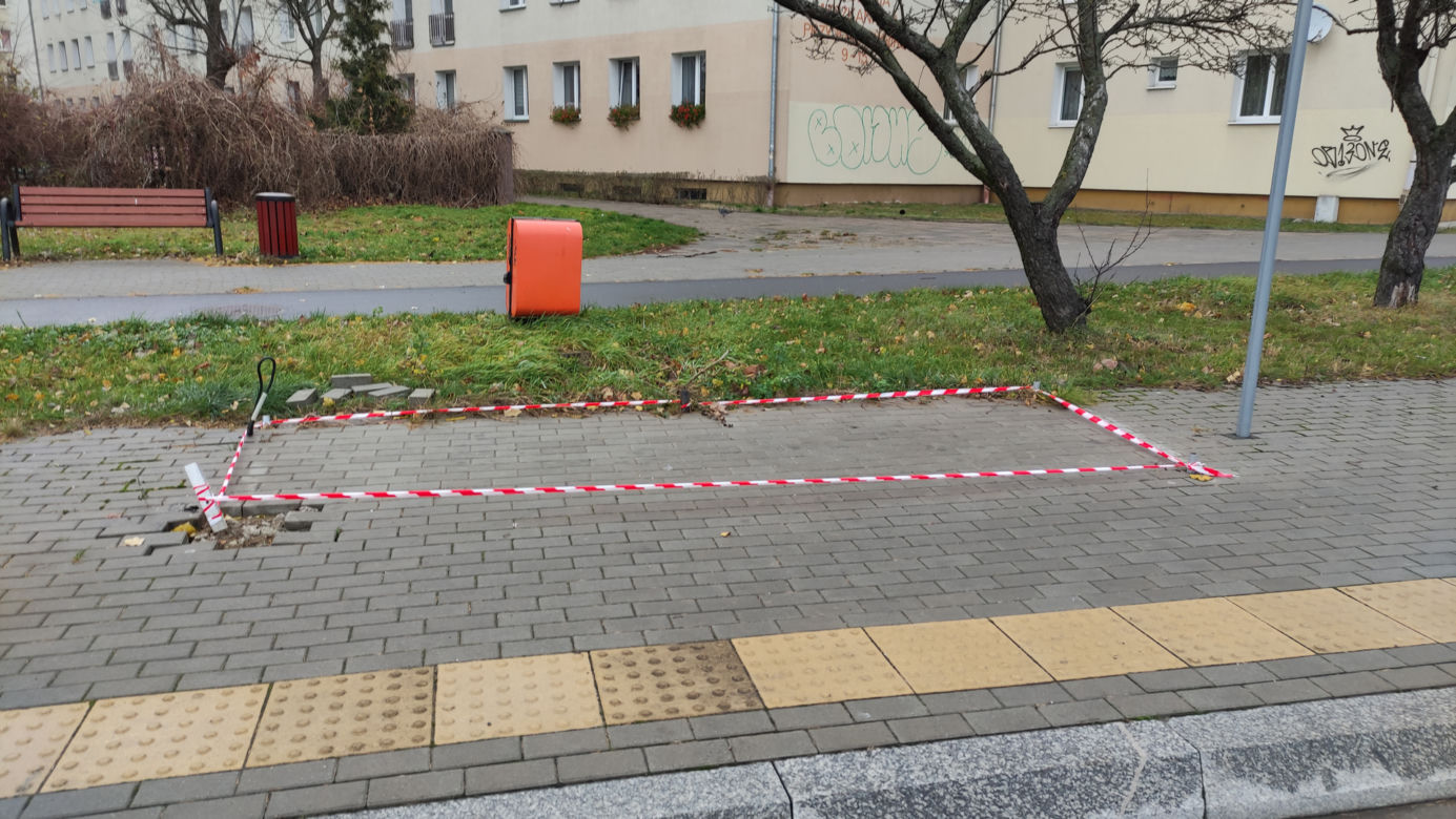 Przystanek-widmo z Torunia stał pusty trzy lata, teraz zniknął. Magistrat milczy.