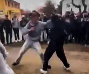 Uczniowie urządzili sobie „ustawkę” pod szkołą! Bójka na oczach tłumu. Nagrania trafiły do sieci