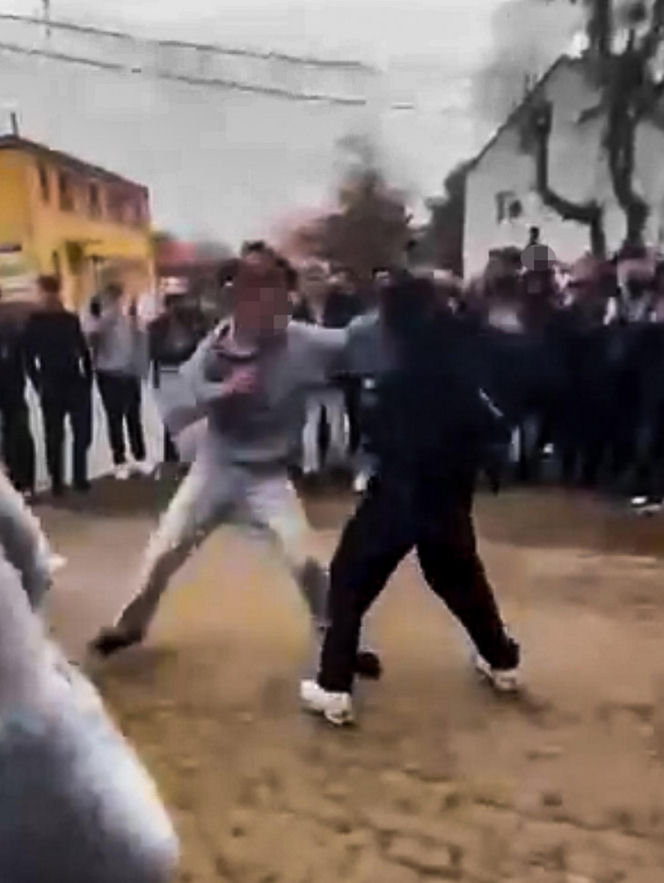 Uczniowie urządzili sobie „ustawkę” pod szkołą! Bójka na oczach tłumu. Nagrania trafiły do sieci