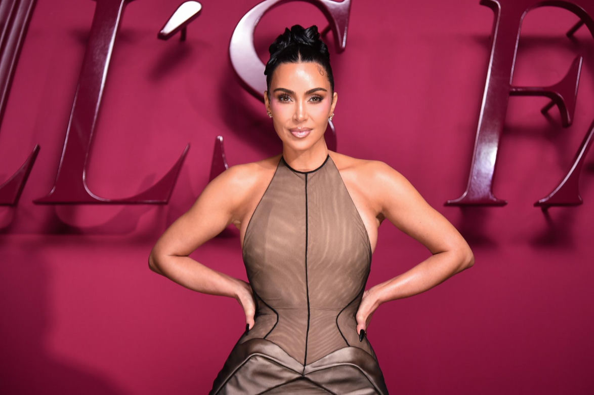 Kim Kardashian wściekła na wróżki. Obiecały jej, że zda egzamin adwokacki. Teraz uczy się w bikini