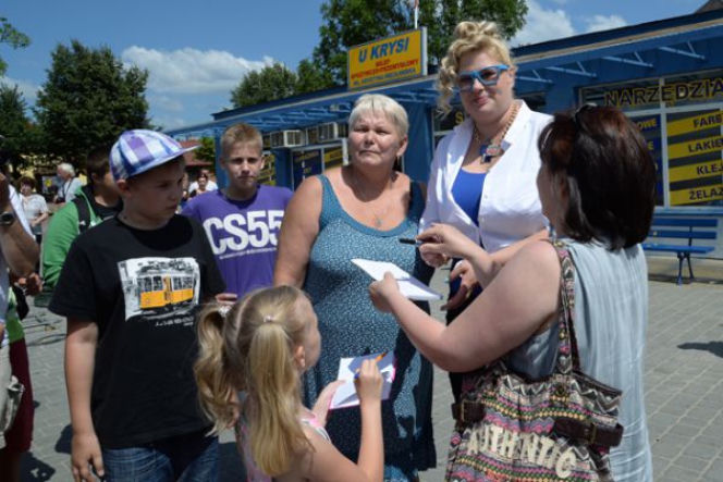 Ranczo 9 sezon. Elżbieta Romanowska jako Jola na rynku w Jeruzalu
