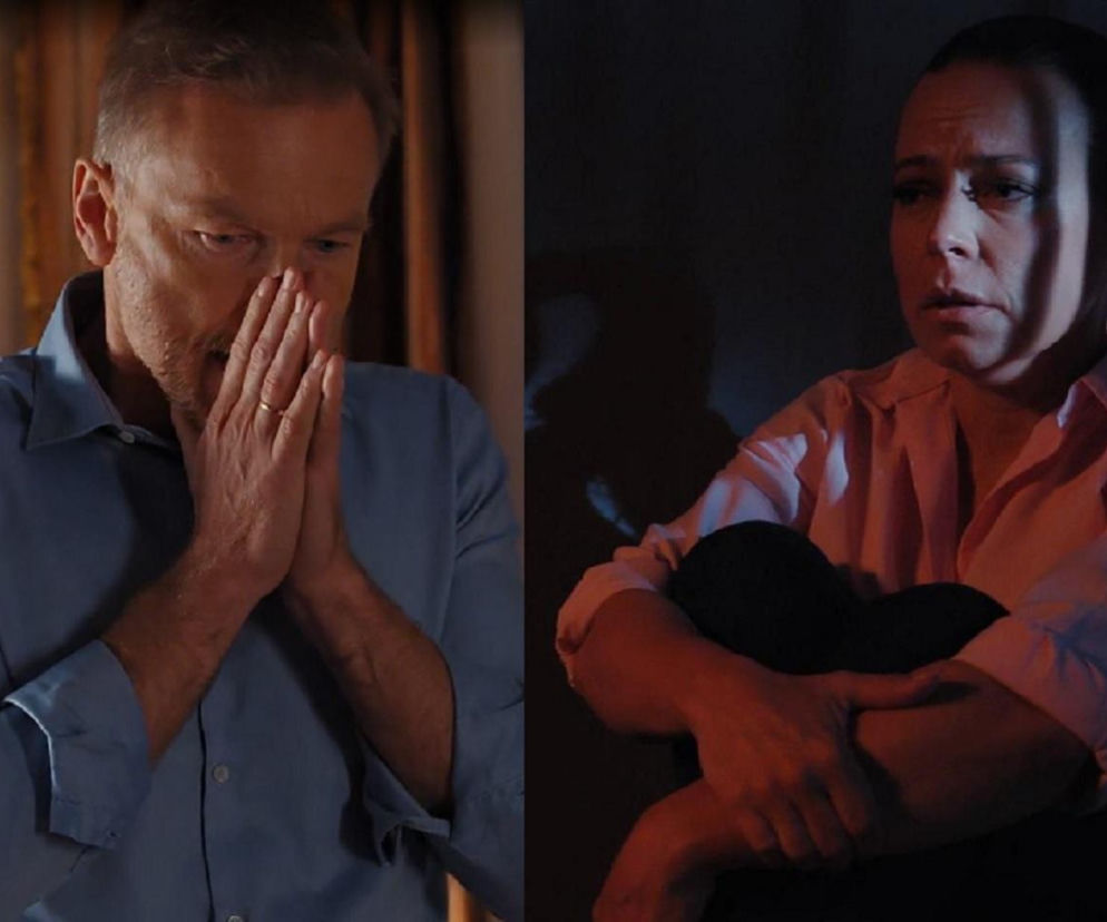 Andrzej Budzyński (Krystian Wieczorek) z dłońmi zakrywającymi twarz i załamana Magda Budzyńska (Anna Mucha) w areszcie. Scena oddaje dramatyzm sytuacji, kiedy Andrzej nie może wyciągnąć żony z kłopotów, o czym więcej przeczytasz na portalu Super Seriale.