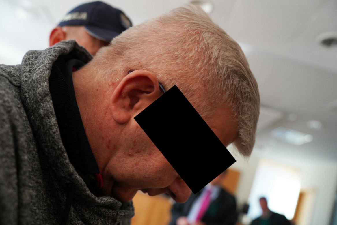 Ksiądz Mirosław porąbał siekierą i podpalił starego znajomego?! W sądzie szok: "mam dziecko"