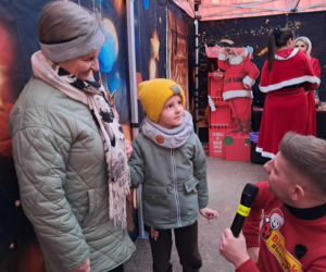 Święty Mikołaj Biedronki odwiedził świętokrzyskie miasto. Zobaczcie co działo się w wiosce przed sklepem