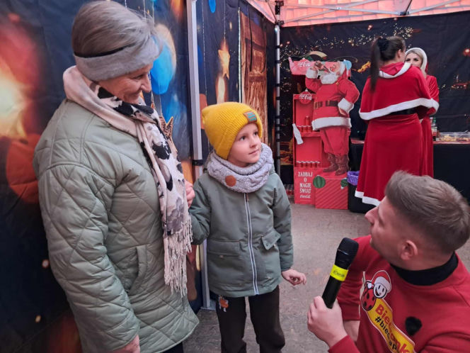 Święty Mikołaj Biedronki odwiedził świętokrzyskie miasto. Zobaczcie co działo się w wiosce przed sklepem