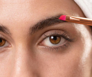 Odwołaj kosmetyczkę. Efekt laminacji brwi zrobisz sama w domu. Wystarczy rozpuścić 1 łyżeczkę w wodzie i nałożyć na brwi