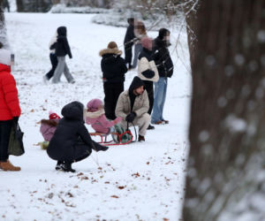 Maciej Pela zabrał córeczki na sanki