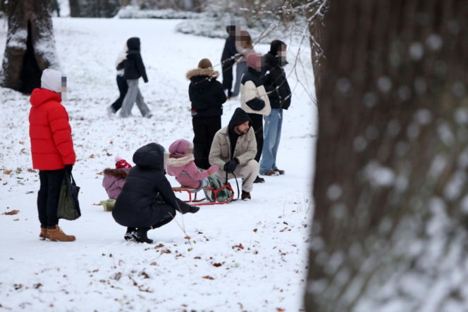 Maciej Pela zabrał córeczki na sanki
