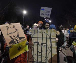 Transparenty na antyrosyjskich protestach