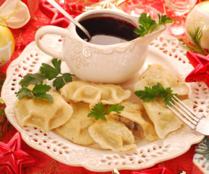 Pierogi z kapustą podawane z czerwonym barszczem
