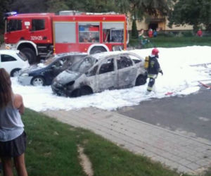 Pożar dwóch samochodów na Kopczyńskiego w Rzeszowie