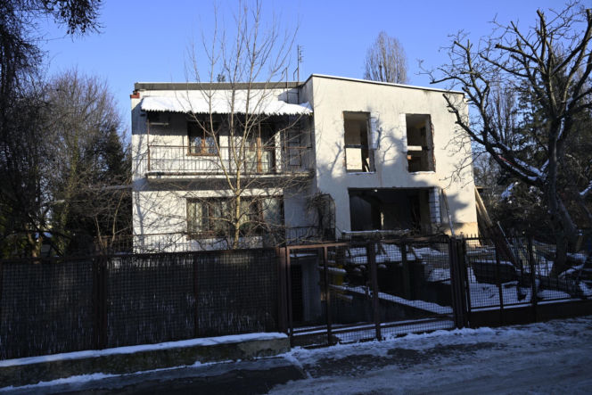 Kaczyńskiego nie ma w domu, a sąsiedzi rozwalają ściany