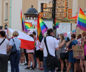 Za nami demonstracja wspierająca osoby LGBT w Toruniu. Konkretne hasła!