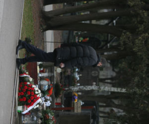 Premier modlił się przy grobie ojca
